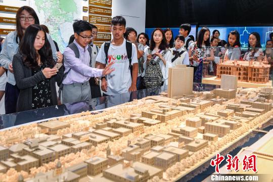 参加“2018广东国际青少年交流周”中外师生在广州参观 陈骥旻 摄