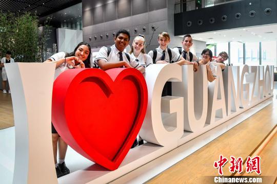 参加“2018广东国际青少年交流周”中外师生在广州参观 陈骥旻 摄