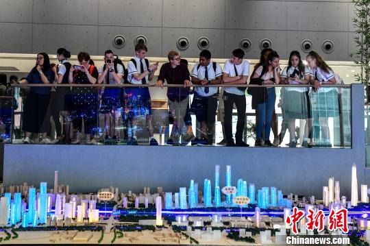 参加“2018广东国际青少年交流周”中外师生在广州参观 陈骥旻 摄