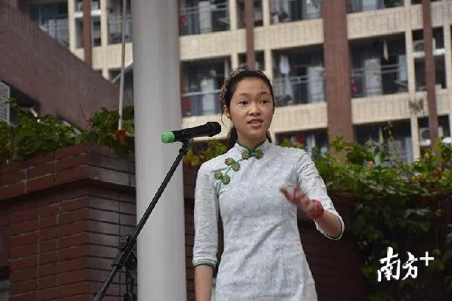广东实验中学附属天河学校学生用粤语说书的形式演绎校史。