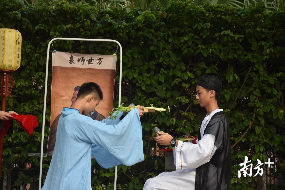 广东实验中学附属天河学校师生一起表演了“古今尊师礼”情景剧。